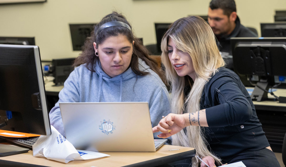 YVC staff member works with student at Financial Aid Workshop