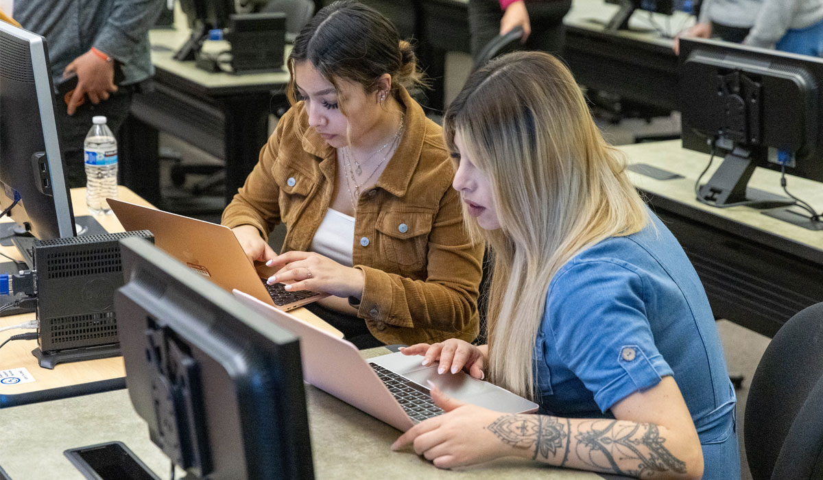 YVC staff member works with student at Financial Aid Workshop