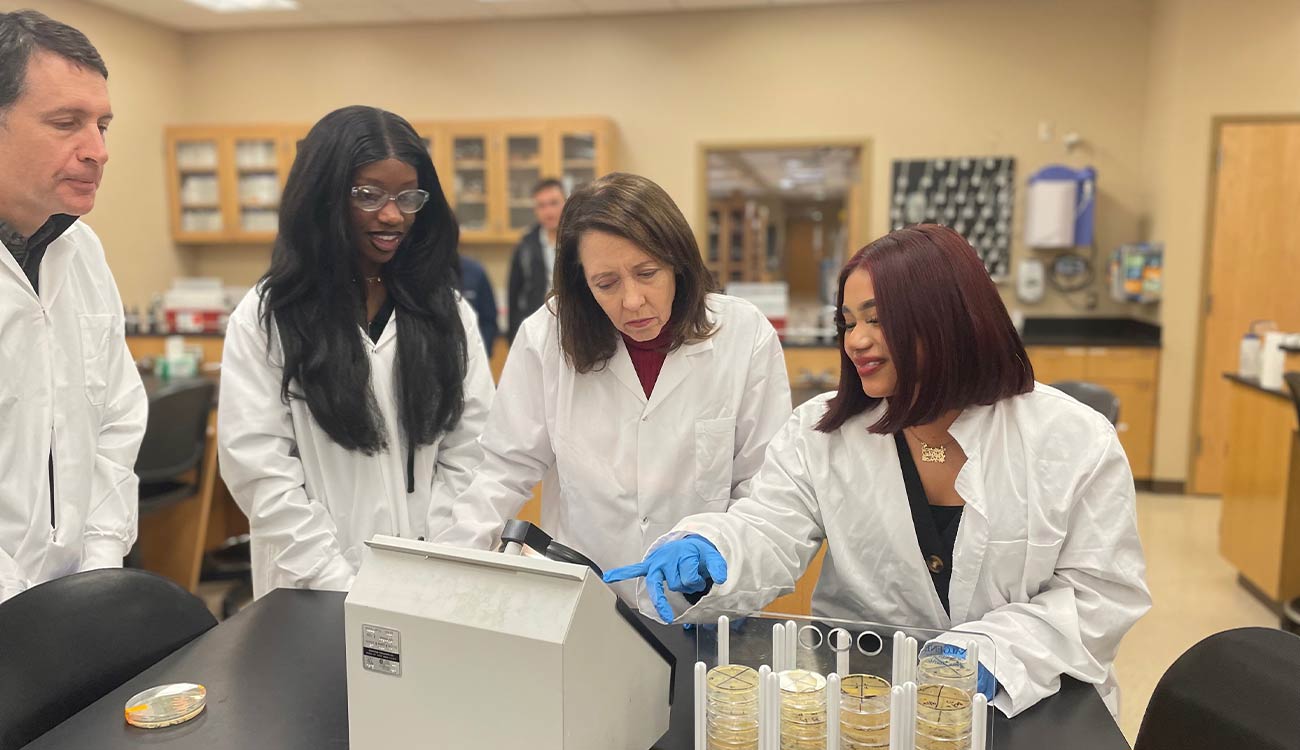 Senator Maria Cantwell in science lab with students