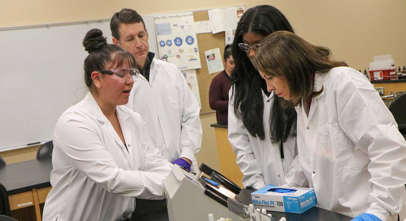 Senator Maria Cantwell in science lab with students