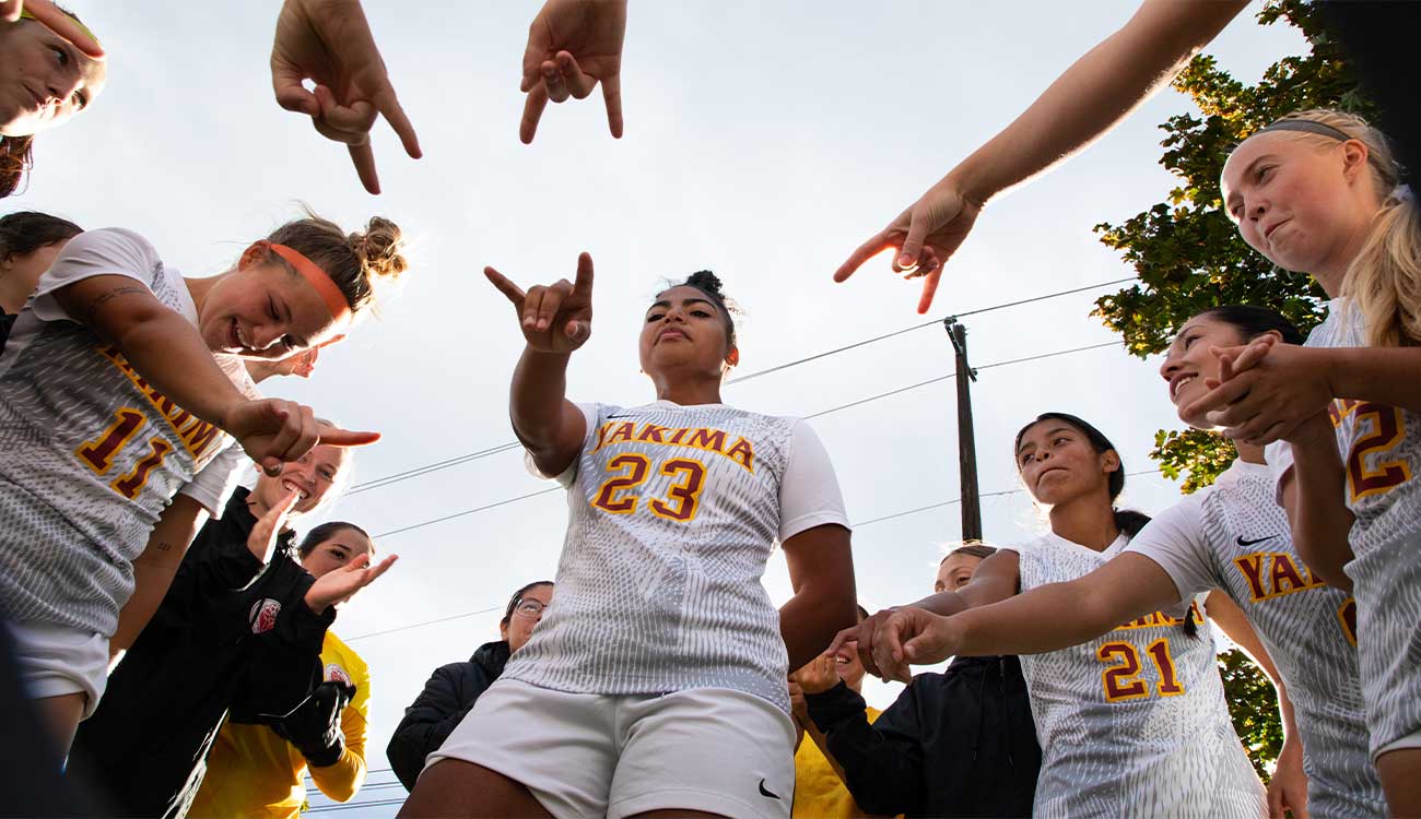 Women soccer players in huddle