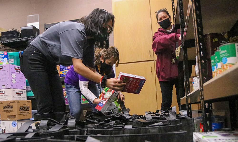 Students fill grocery bags