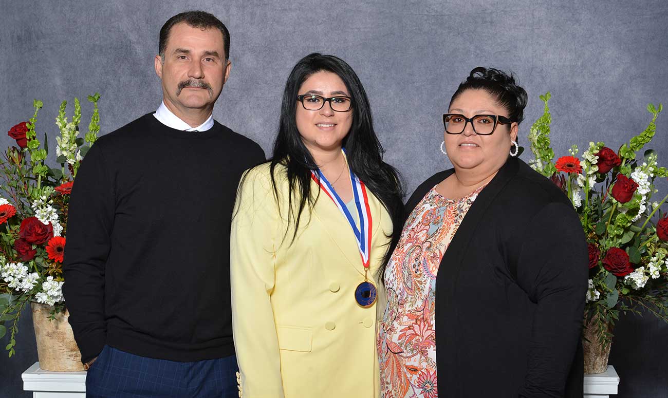 Kenia Marisol Chavez and her parents at the All-Washington Academic Team ceremony.