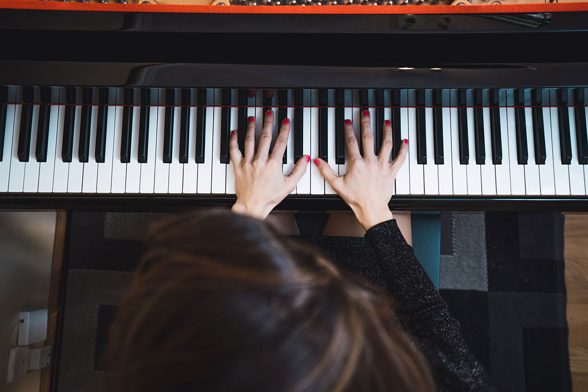 Women playing the piano