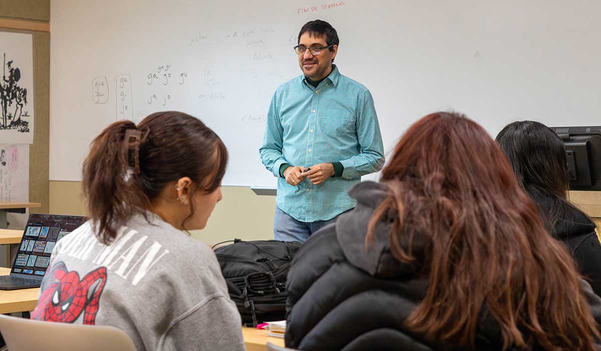 Students listen to a lecture in a Spanish for Heritage Learners class